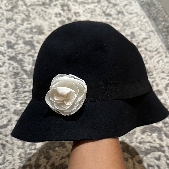 🖤Elegant Hat with Flower Accent🖤 - Picture 3 of 4